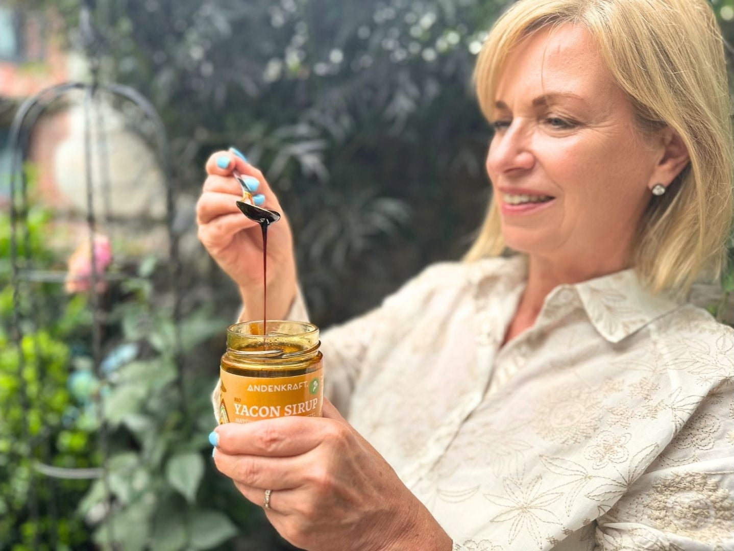 Frau mit Yacon Sirup