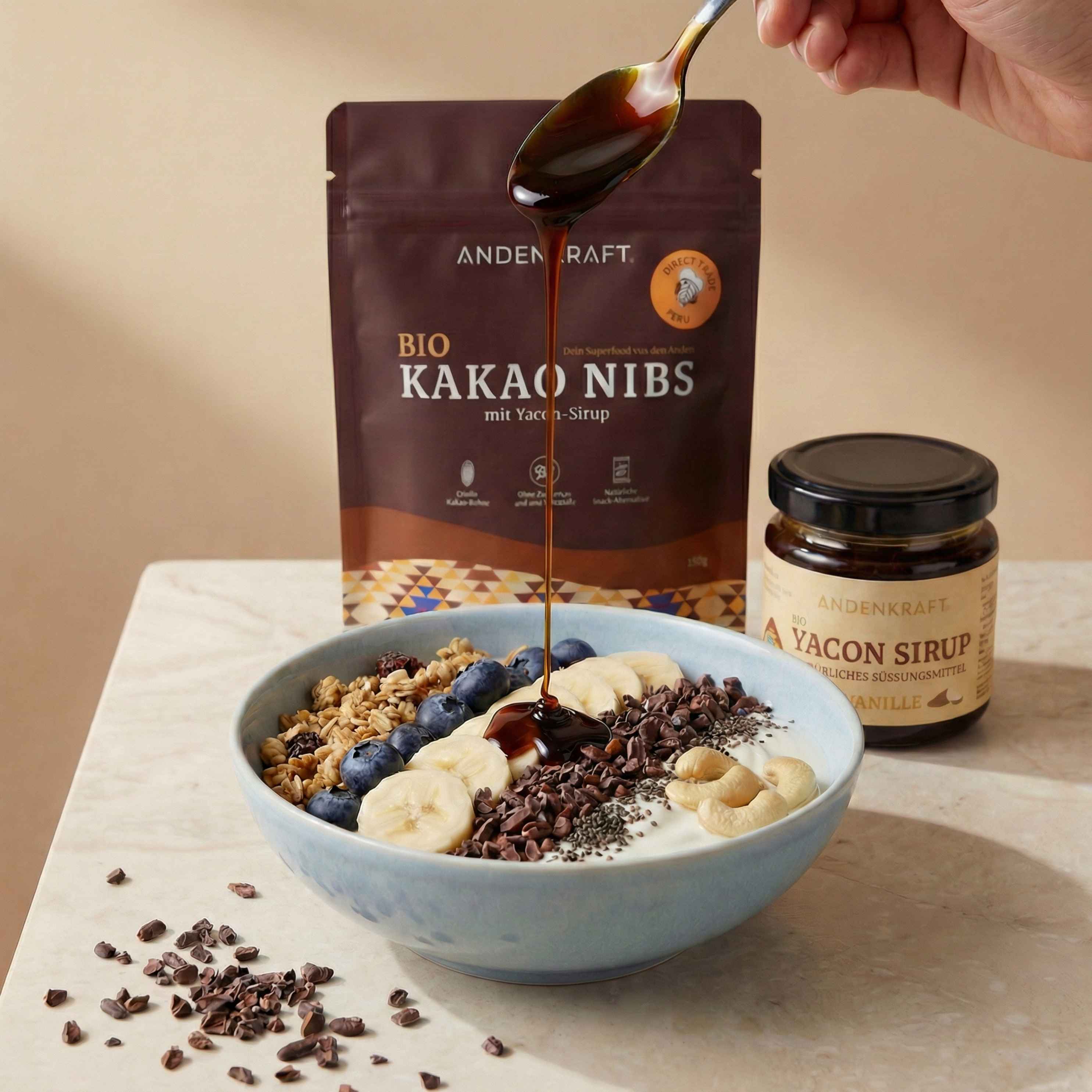 Bio Kakaonibs Beutel und Yacon Sirup Vanille Glas mit Bowl