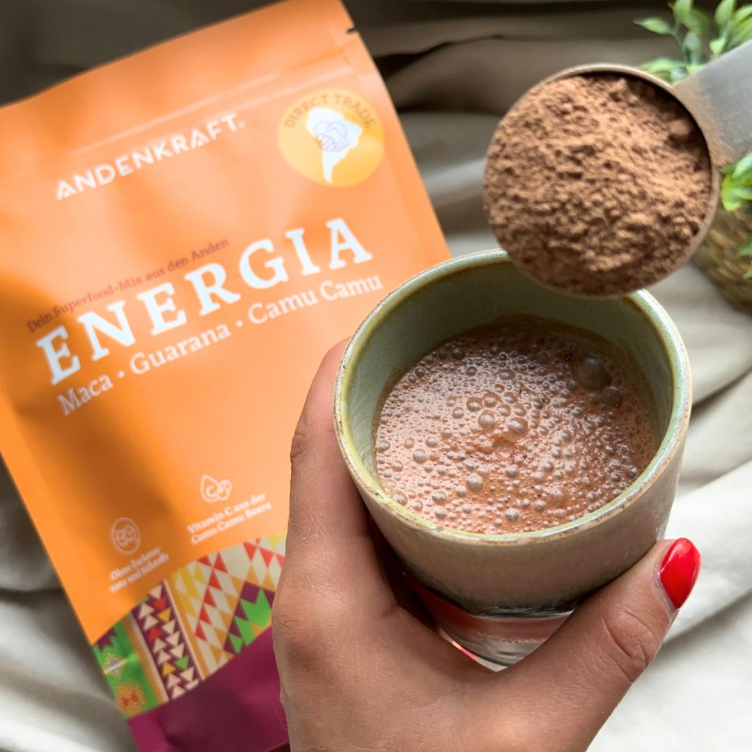 Andenkraft Energia Superfood-Pulver mit Maca, Guarana und Camu Camu – angerührt als pflanzlicher Energie-Drink